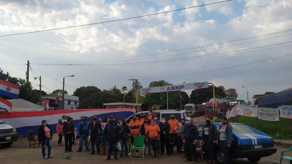 Cierran el acceso al puerto de Encarnación para exigir subsidios