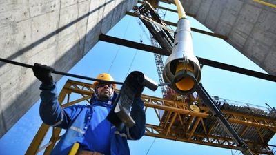 Montan  cabos atirantados en puente Foz-Presidente Franco