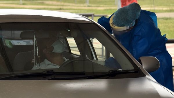 Minimizar síntomas Covid y no consultar pueden causar diseminación del virus