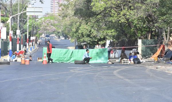 Indígenas vuelven a cerrar paso sobre avenida Artigas - Nacionales - ABC Color