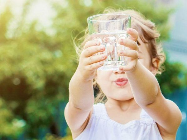 Advierten sobre efectos de calor intenso en la salud de niños y niñas