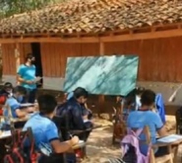 Alumnos dan clase bajo árboles desde hace 3 años en Concepción - Paraguay.com