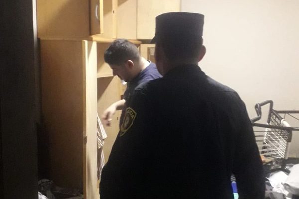 Delincuentes hurtan dinero y equipos electrónicos de vivienda