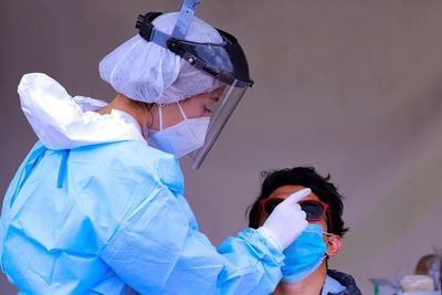 Los casos y muertes semanales por COVID se estabilizan pero suben en América - Mundo - ABC Color