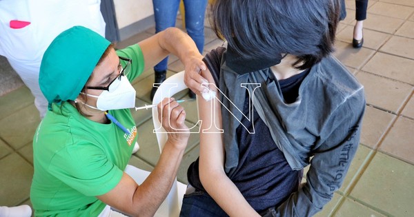 La Nación / Piden vacunar a adolescentes de 12 a 18 años sin enfermedades de base