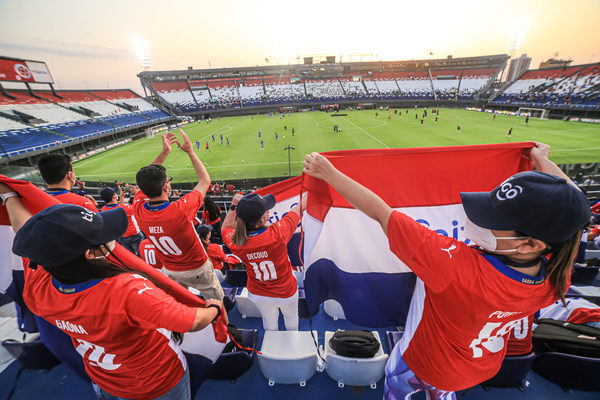 De pie “la otra selección” es homenajeada por hinchas y la albirroja, en nombre de todo Paraguay