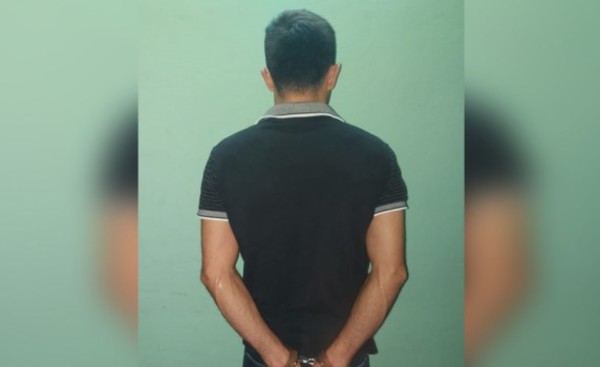 Derribó de la moto a su pareja para agredirla brutalmente