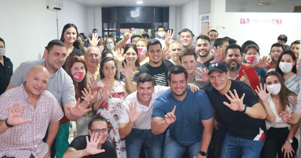 La Nación / Peña se reunió con jóvenes colorados de Luque