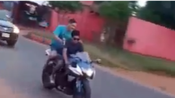 No vidente fue grabado mientras manejaba una moto y es viral
