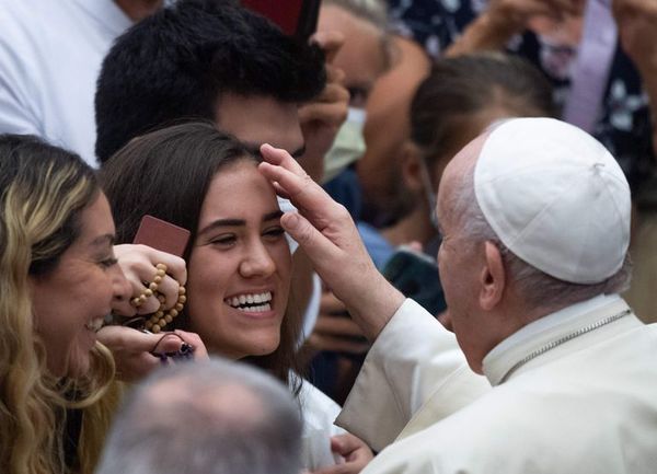 Mujeres tienen menos oportunidades que los hombres, denuncia el papa Francisco - Mundo - ABC Color