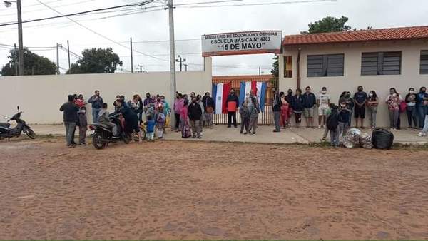 Manifestación frente a escuela de Tayazuape » San Lorenzo PY