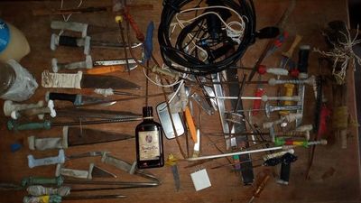 Hallan estoques y otros objetos en pabellón del Clan Rotela