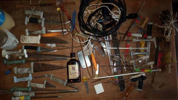 Hallan estoques y otros objetos en pabellón del Clan Rotela