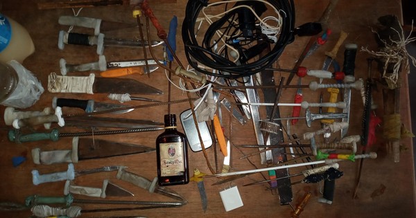 La Nación / Incautan 45 estoques y una botella de whisky en penal de Emboscada