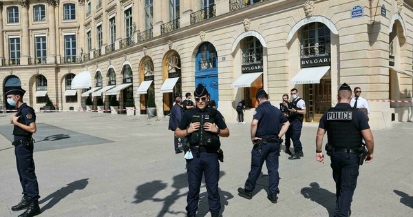 La Nación / Roban joyas en París por valor de US$ 12 millones