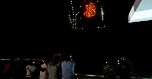La Nación / El cielo de El Salvador se iluminó con un bitcóin
