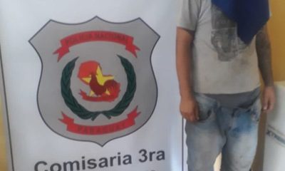 Adicto apedrea el vehículo de su padre