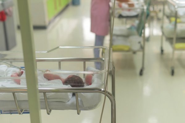 Un intercambió de bebés, por error humano, puede costarle a España $3,5 millones