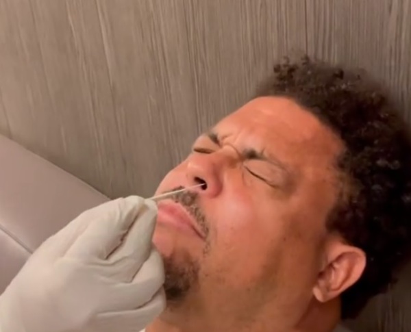Ronaldo sucumbe ante un hisopado y desata risa de Roberto Carlos