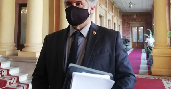 La Nación / Giuzzio, sumido en la soberbia: “Ñembo periodistas hacen críticas”