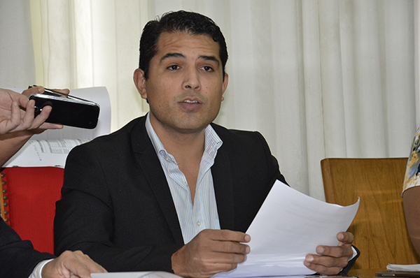 Utilizan FIRMAS de MALETIN para NEGOCIADOS y DESPILFARRO en la comuna de FRANCO