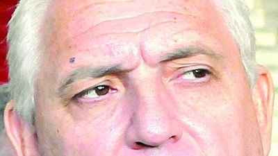 Gobernador recibe pasaporte diplomático