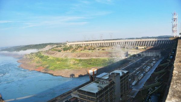 Itaipú produce gracias a descargas de usinas de Brasil aguas arriba