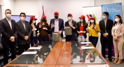 Beneficiarios de Becas Juventud reciben tarjetas con descuento de combustibles