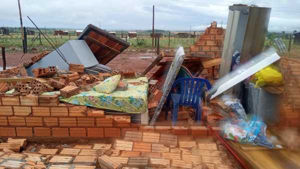 Destrozos y damnificados tras fuerte temporal que azotó el norte de Alto Paraná - La Clave