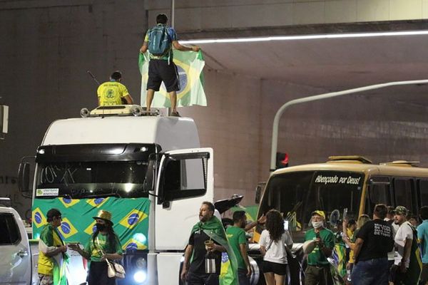 Camioneros bloquean rutas para pedir la renuncia de jueces de la Corte y Bolsonaro intenta desactivar la protesta | .::Agencia IP::.