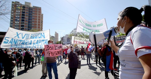 La Nación / Personal de blanco exige aumento salarial frente al Ministerio de Salud