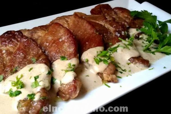 Sabroso plato: chuletas de cerdo con salsa de cebolla como prepararlas para disfrutar el almuerzo en familia