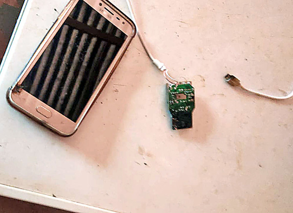 Murió electrocutado al manipular su celular mientras cargaba la batería