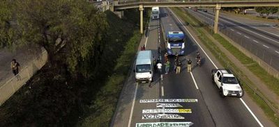 Camioneros partidarios de Bolsonaro siguen bloqueando carreteras en Brasil