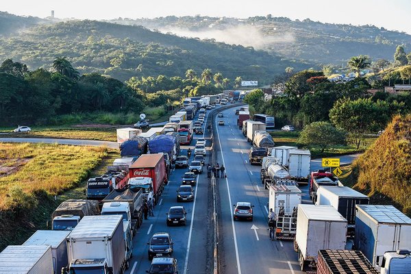 Alrededor de 2 mil camiones están detenidos en Foz de Yguazu por huelga de camioneros