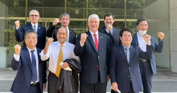 La Nación / Wiens, Cachito y titular de Fepasa, de paseo por Corea buscando el tren