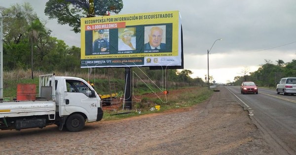 La Nación / Hijas de Óscar Denis colocan carteles de recompensa que Giuzzio prometió instalar