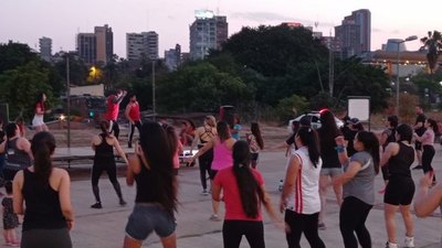 Crónica / [VIDEO] Ahora podes hacer zumba gratis en la Costanera