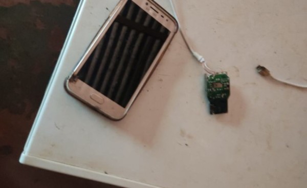 Intentó cargar su teléfono y terminó electrocutado