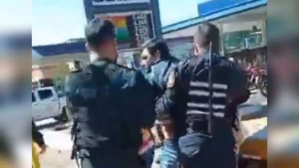 Escrachan a polis por apresar a jóvenes que viajaban en micro sin cédula