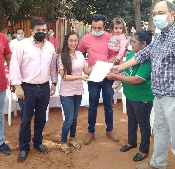 Otras 130 familias de Caaguazú recibieron contratos por sus lotes