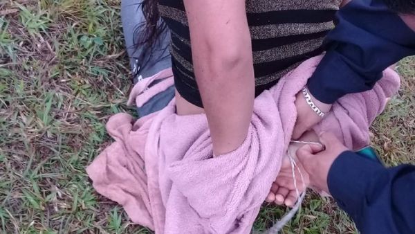 Mujer denuncia que vecinos la maniataron y la golpearon