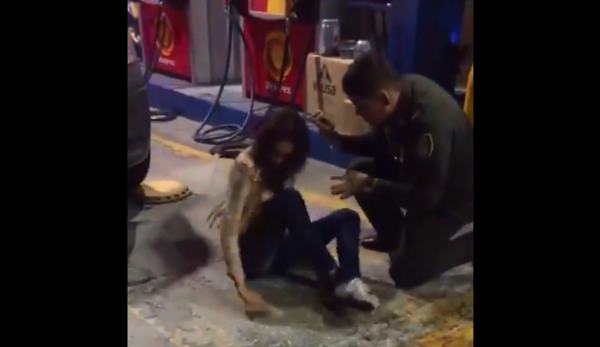 Policía colombiano realiza un «exorcismo» a mujer y se vuelve viral