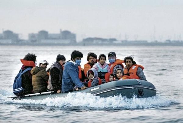 Tensión entre el Reino Unido y Francia por el cruce de inmigrantes en el Canal de la Mancha