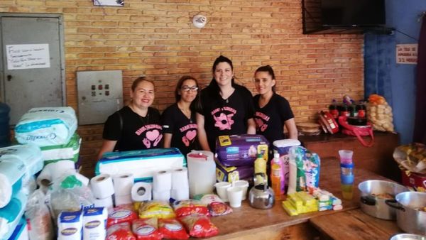 Voluntarios piden donaciones para pacientes del Incán