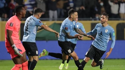 Agónico triunfo hace sonreír a Uruguay
