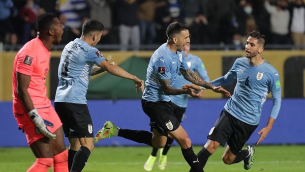 Agónico triunfo hace sonreír a Uruguay