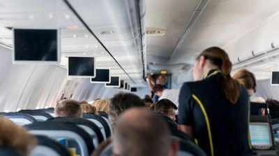 Aerolínea brasileña deberá pagar maquillaje y depilación a sus azafatas