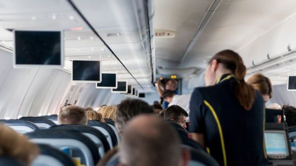 Aerolínea brasileña deberá pagar maquillaje y depilación a sus azafatas