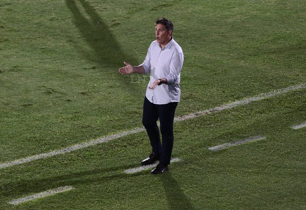 ¿Qué pasó? Berizzo agradeció a su cuerpo técnico y staff antes de dejar la conferencia